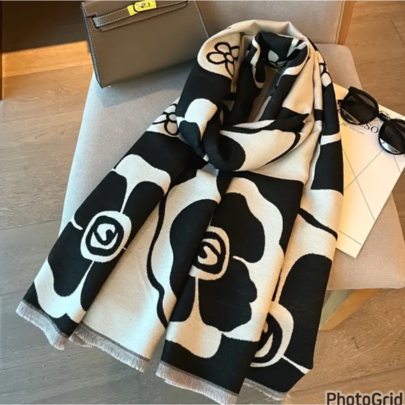 Floral Shawl Wrap NWOT - Picture 3 of 6